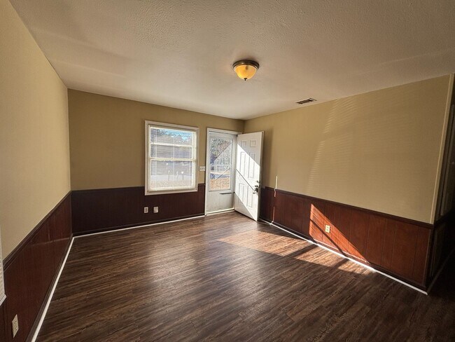 Building Photo - Turn the Key to Comfort & Convenience.