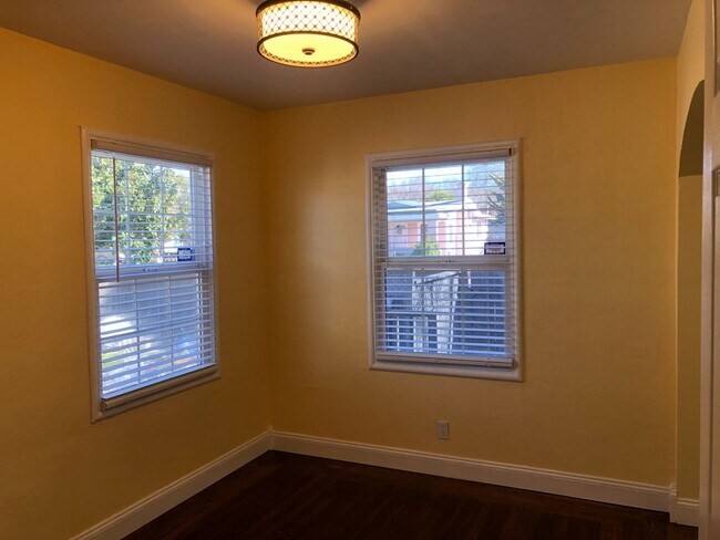 Foto del edificio - Lovely 3 Bed, 1 Bath, Home in Berkeley, with Hardwood Floors