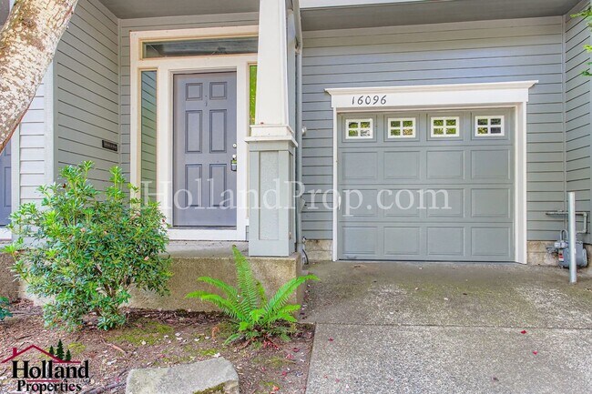 Building Photo - Beautiful Townhome with an Attached Garage...