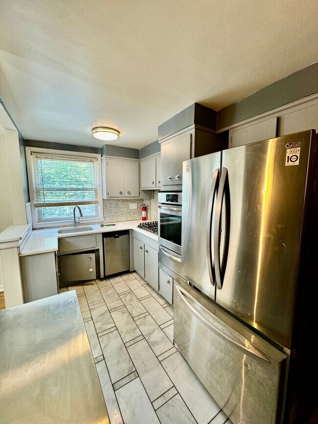 Building Photo - 3 Bedroom Home with Parking
