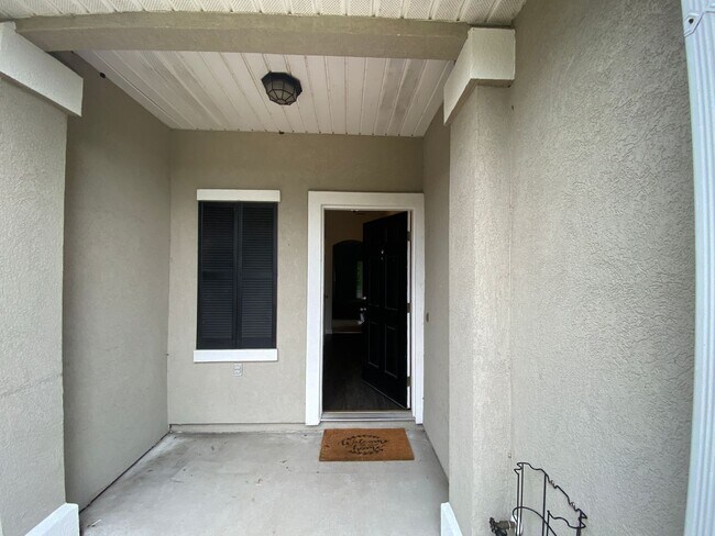 Building Photo - Stunning 3-Bedroom End Unit Townhouse with...