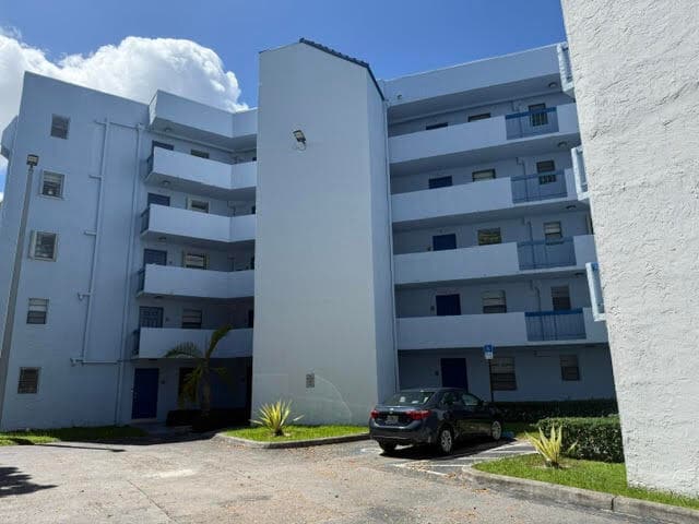 Building Photo - 9440 Fontainebleau Blvd