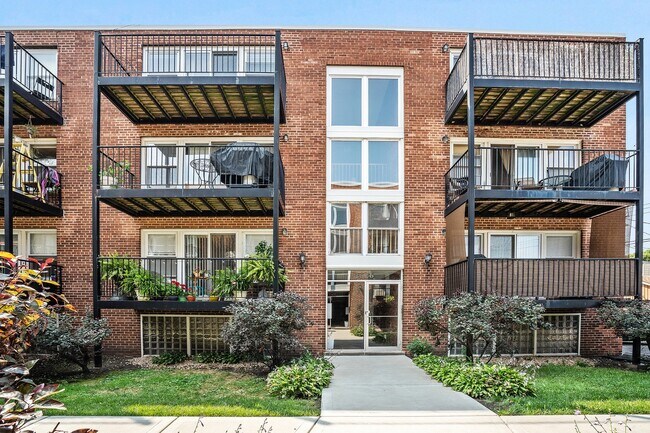 Building Photo - 2626 W Catalpa Ave