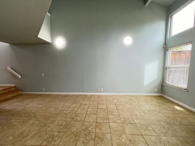 Building Photo - Two story townhome is desirable Northgate ...