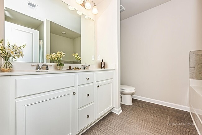 Building Photo - 3575 Saratoga Cir