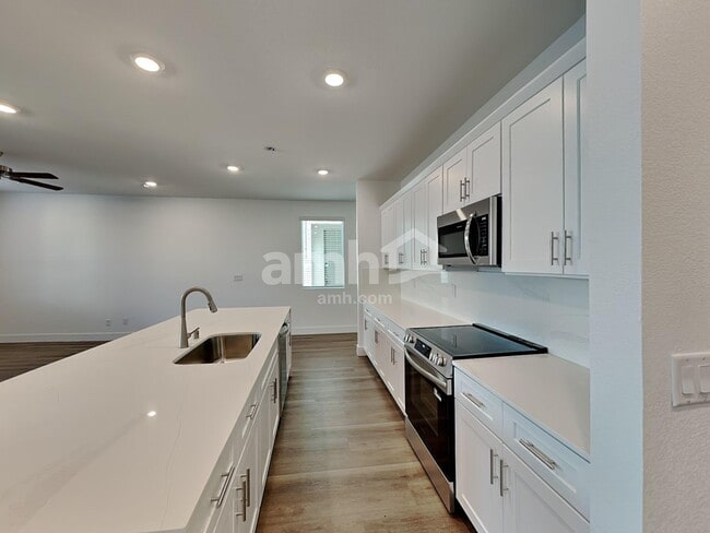 Building Photo - 5832 Vaes Dothrak St