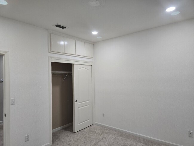 Foto del edificio - Big beautiful Home for rent in Visalia, Ca