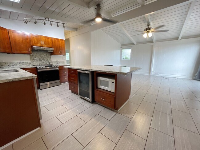 Building Photo - Pacific Palisades - 4 bed, 1.5 bath Single...