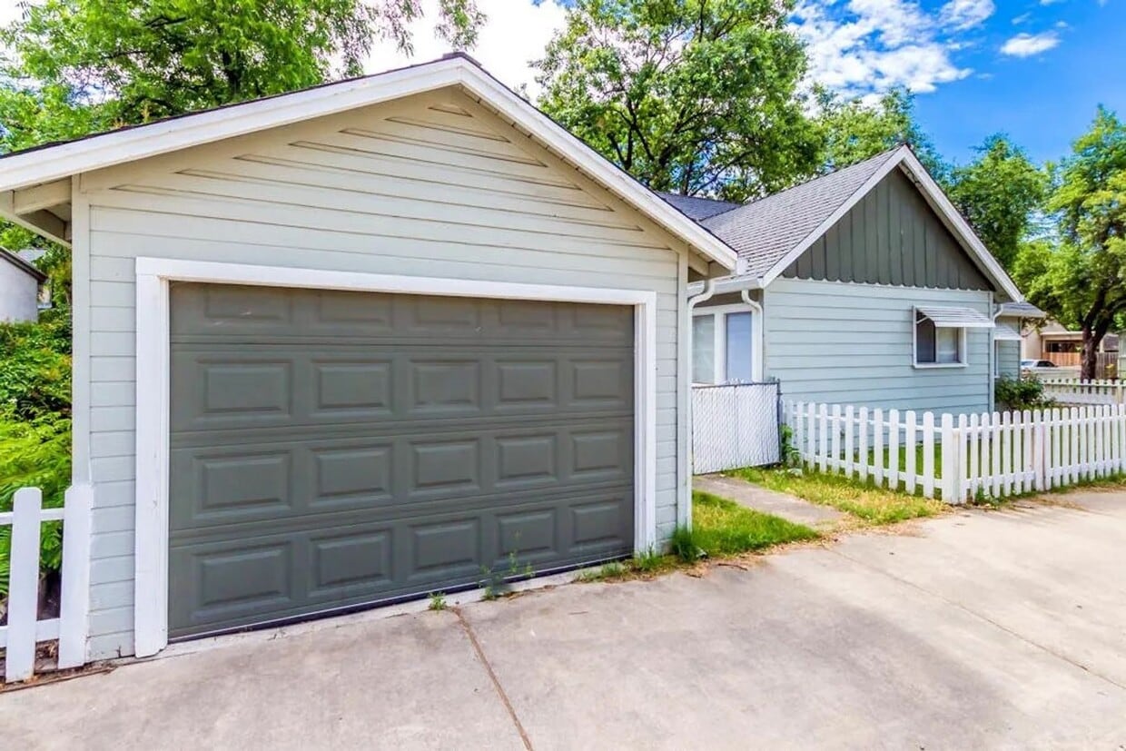 Building Photo - CUTE 2 BED 1 BATH HOUSE WITH A LARGE LOFT