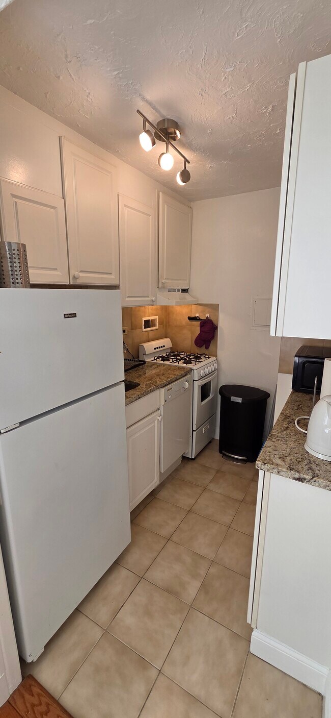 Kitchen - 1420 N St NW
