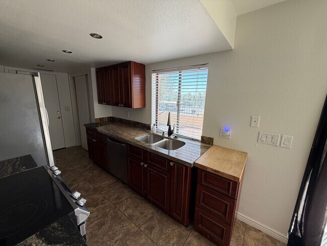 Foto del edificio - 801 E North Ln