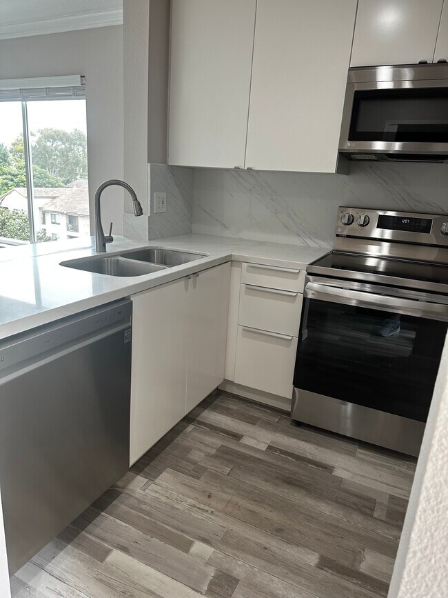 Building Photo - 7405 Charmant Dr