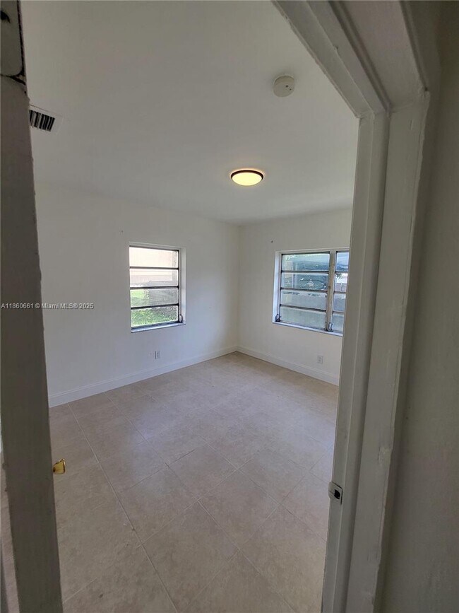 Foto del edificio - 642 NW 77th St