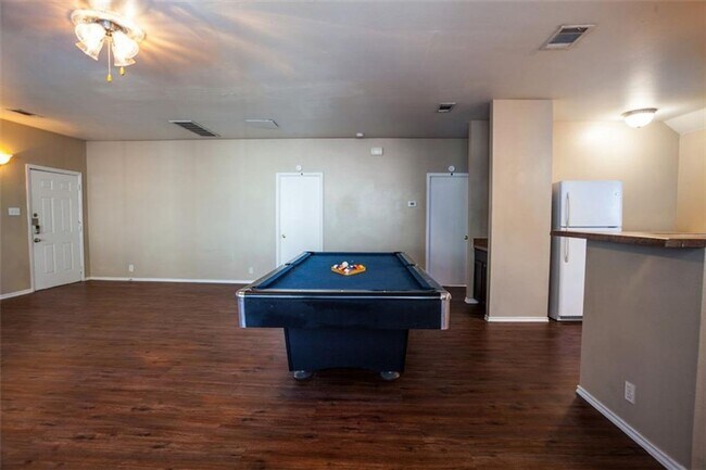 Building Photo - 6bed/3bath with garage in North Campus