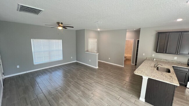 Foto del edificio - ADORABLE 3 Bedroom / 2 Bathroom Home in Pa...