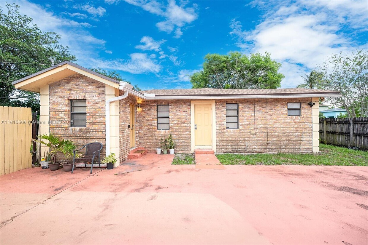 Foto principal - 2420 NW 22nd Rd