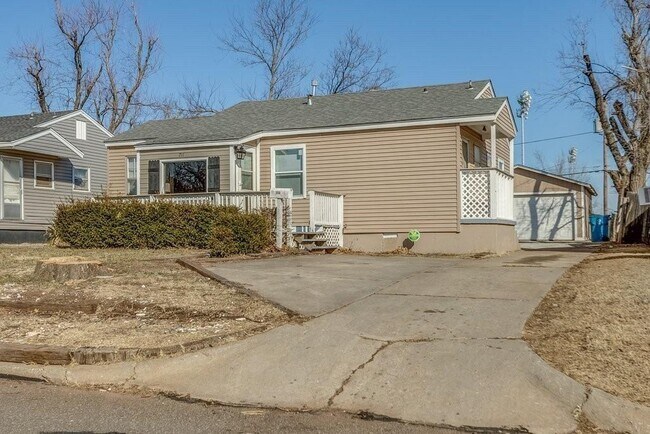 Building Photo - 711 W Rickenbacker Dr