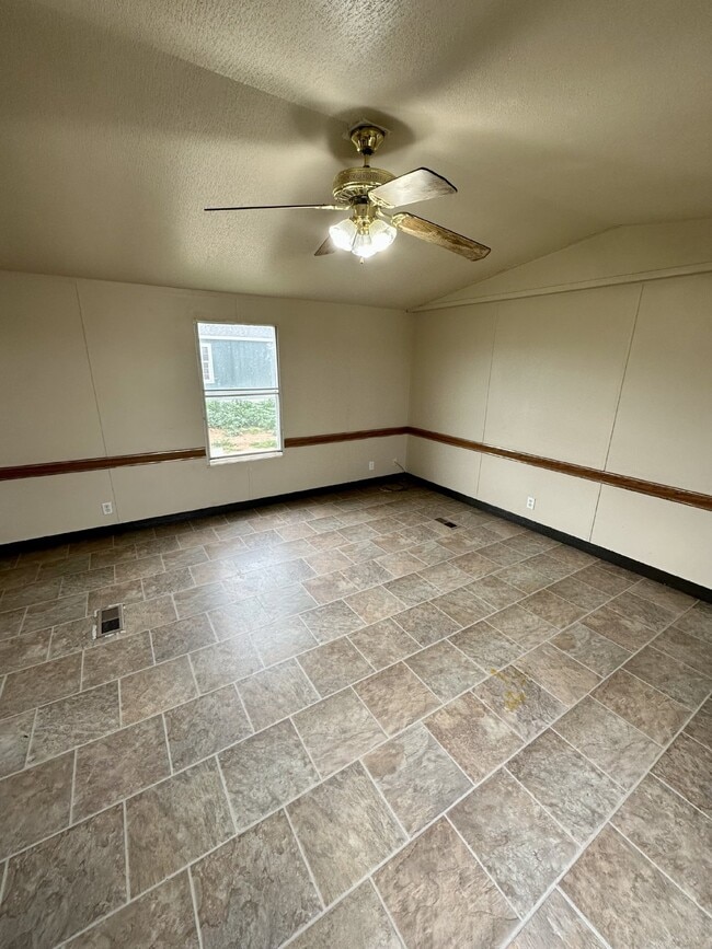 Building Photo - "Charming 3-Bedroom Home with 2 Full Baths in Woodward, OK – Your Cozy Retreat Awaits!"
