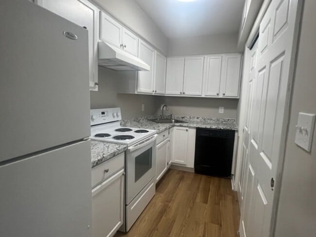 Building Photo - Two bedroom, 1 bath condo in Greensboro-Pr...