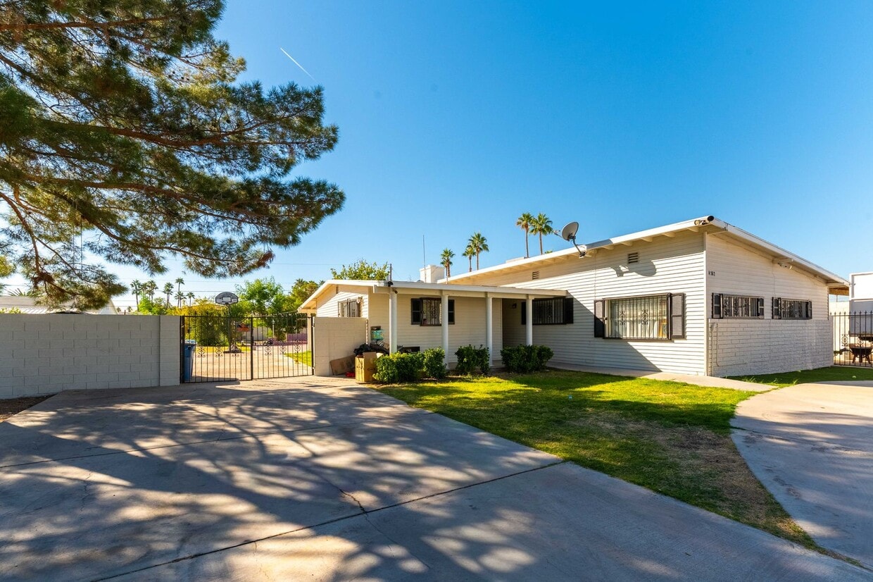 Primary Photo - Historic Neighborhood + Utilities Included...