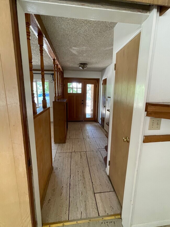 Entry way - 42984 CA-49