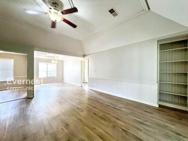 Foto del edificio - 4551 Ross Rd