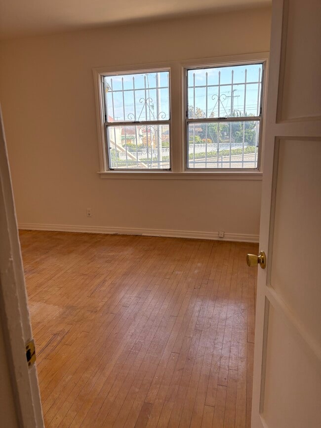 Building Photo - 5631 Edgemar Ave