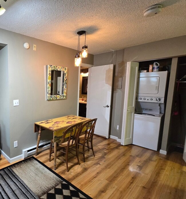 Dining nook, washer and dryer - 1315 Sparta Plz