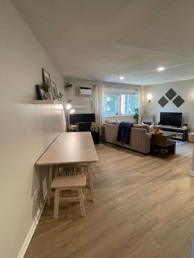 Foto del edificio - Champlin Main Floor Renovated Apartment, D...