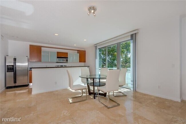 Building Photo - 3 br, 3.5 bath Townhome - 561 NE 15th Ave ...
