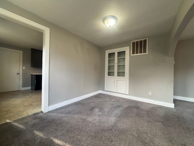 Building Photo - Rent This 2 Bedroom 1 Bath Home Today!