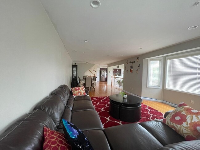 Building Photo - 11 Queen Isabella Way