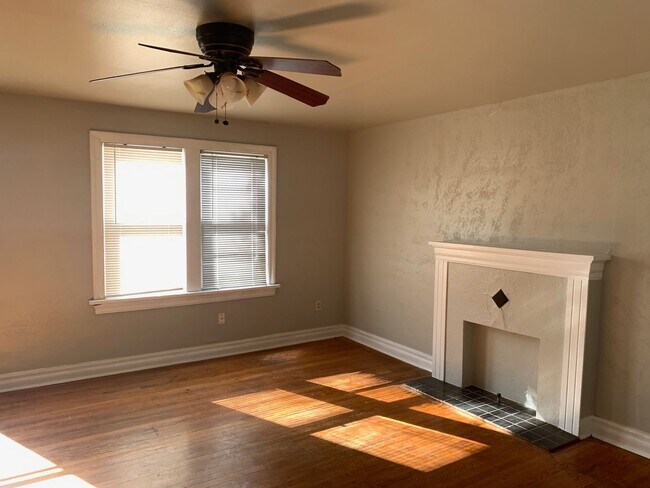 Foto del edificio - Nice 2 Bed 1 Bath Apartment in Great NW OKC Location! $895 Per Month!
