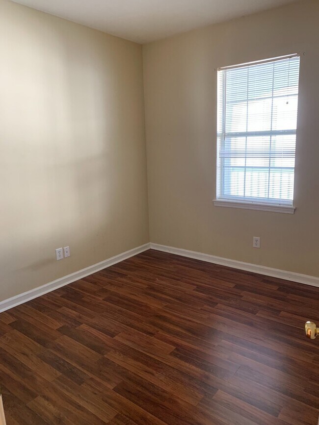 Building Photo - 3rd Floor 2 Bedroom Condo with a Golf Course View