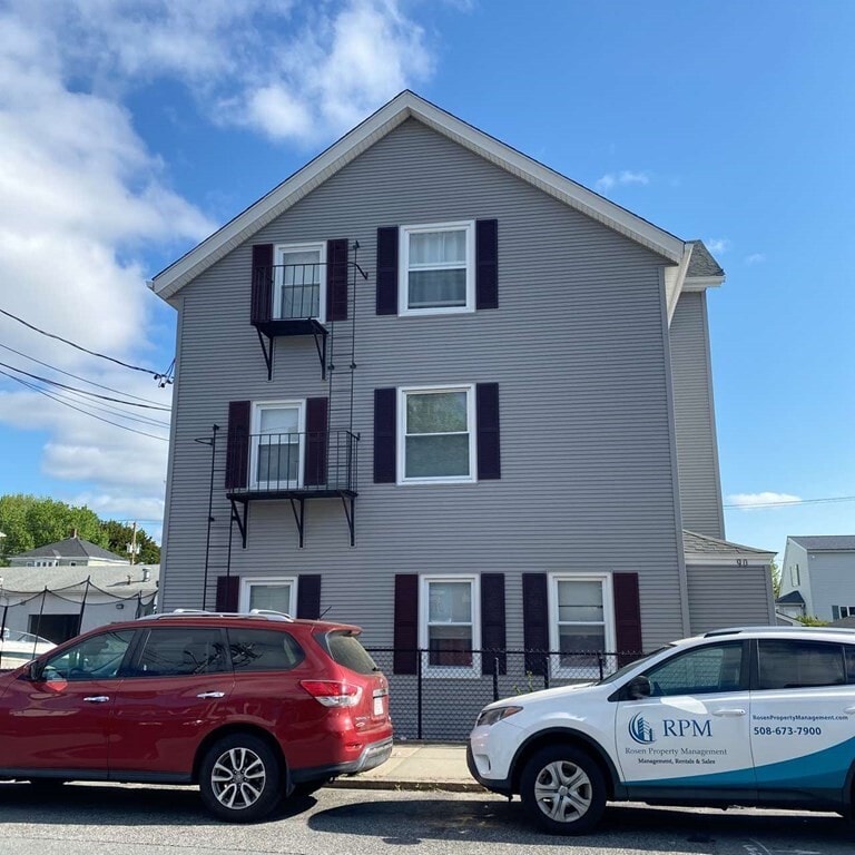 90 Aetna St Unit 1, Fall River, MA 02724 Room for Rent in Fall River