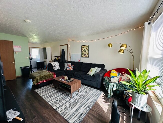 Building Photo - 1584 E Summit St