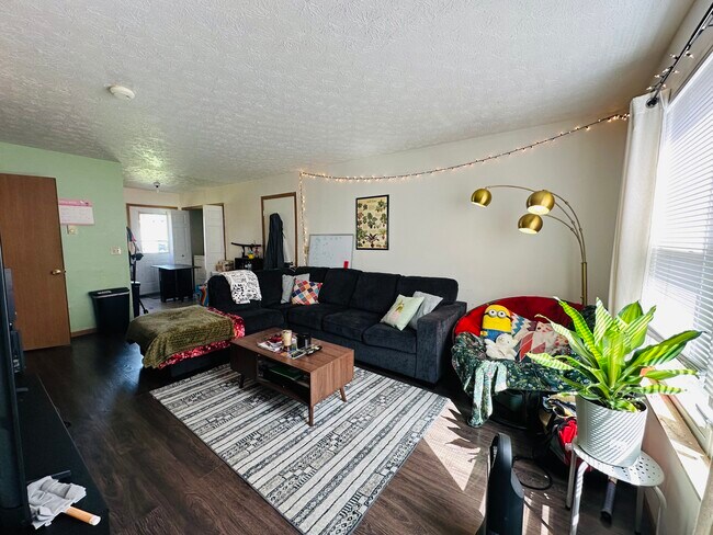 Foto del edificio - 1584 E Summit St