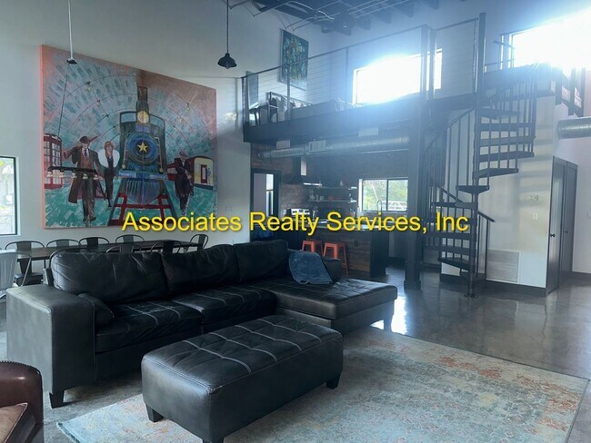 Foto del edificio - Modern Industrial 2Bed/2Bath Plus Loft in NW Gainesville