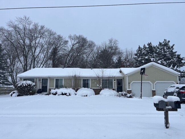 Exterior de una sola planta bien mantenido con garaje adjunto. - 4417 Poinsettia Ave SE