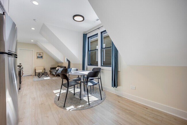 Foto del edificio - 1644 N Troy St