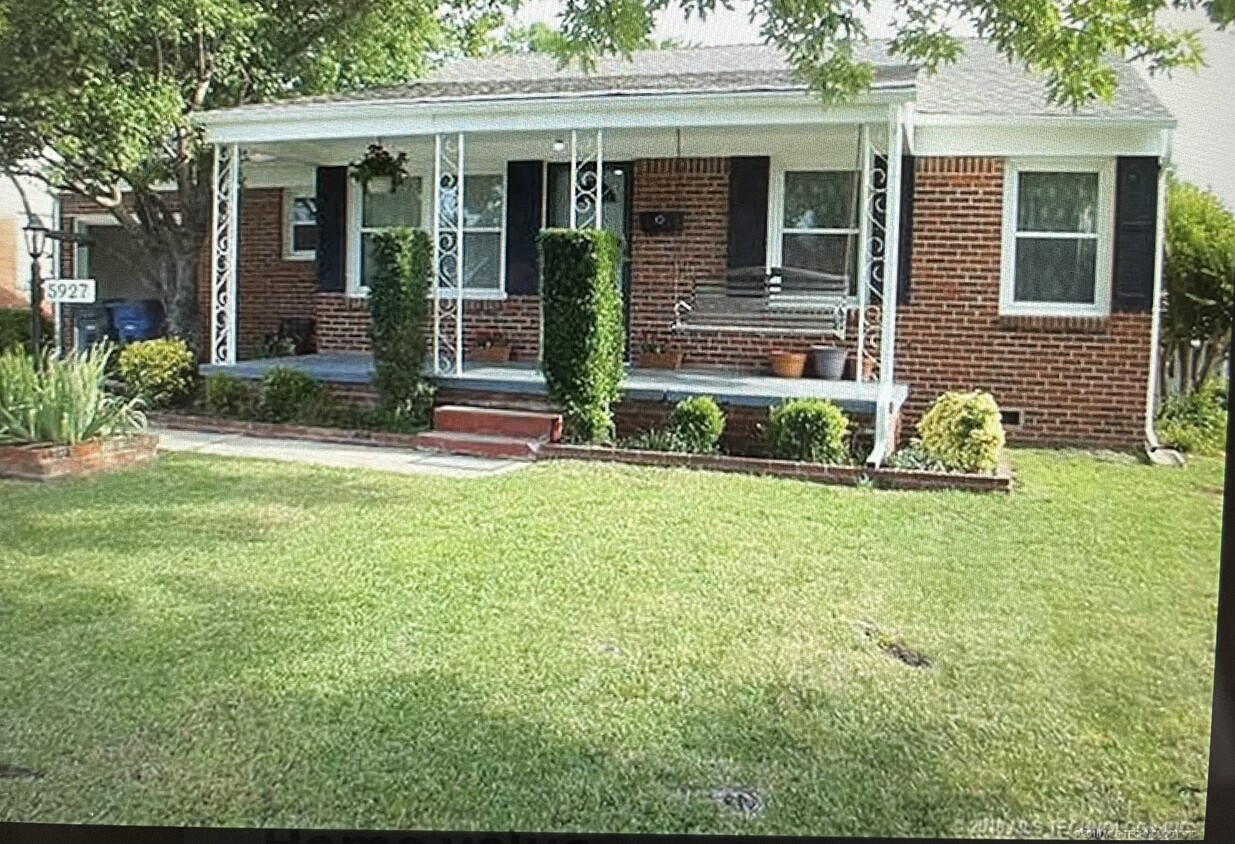 Nice covered porch with swing - 5927 E 4th St