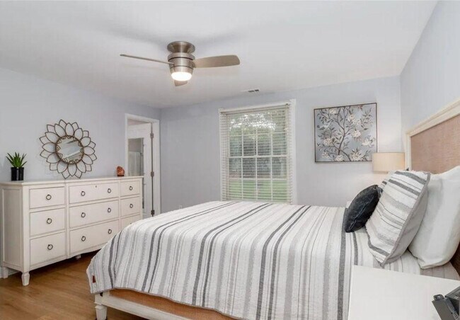 Foto del edificio - 7417 Shadowlake Dr