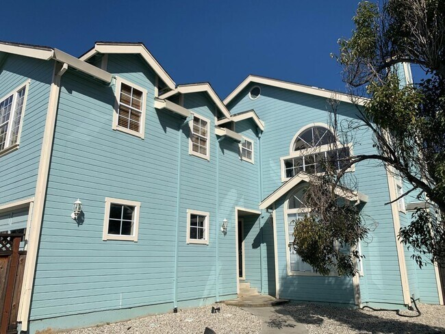Building Photo - Spacious Bright Thee Bedroom House in El G...