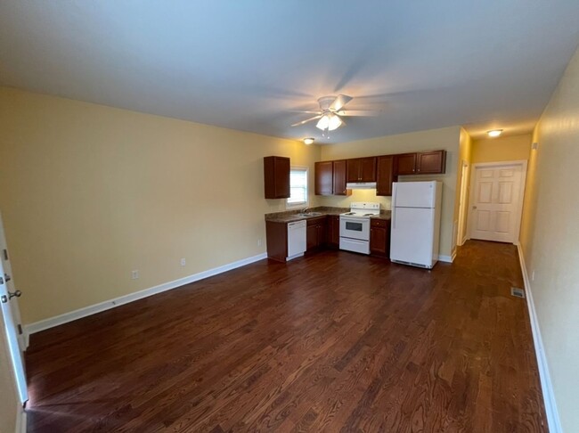 Building Photo - Nice 1 bed/1 bath duplex minutes from down...