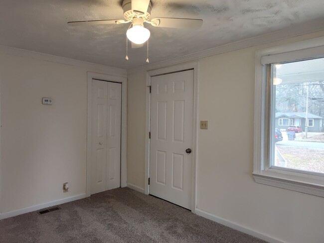 Building Photo - Move-in Ready duplex unit is located in Th...