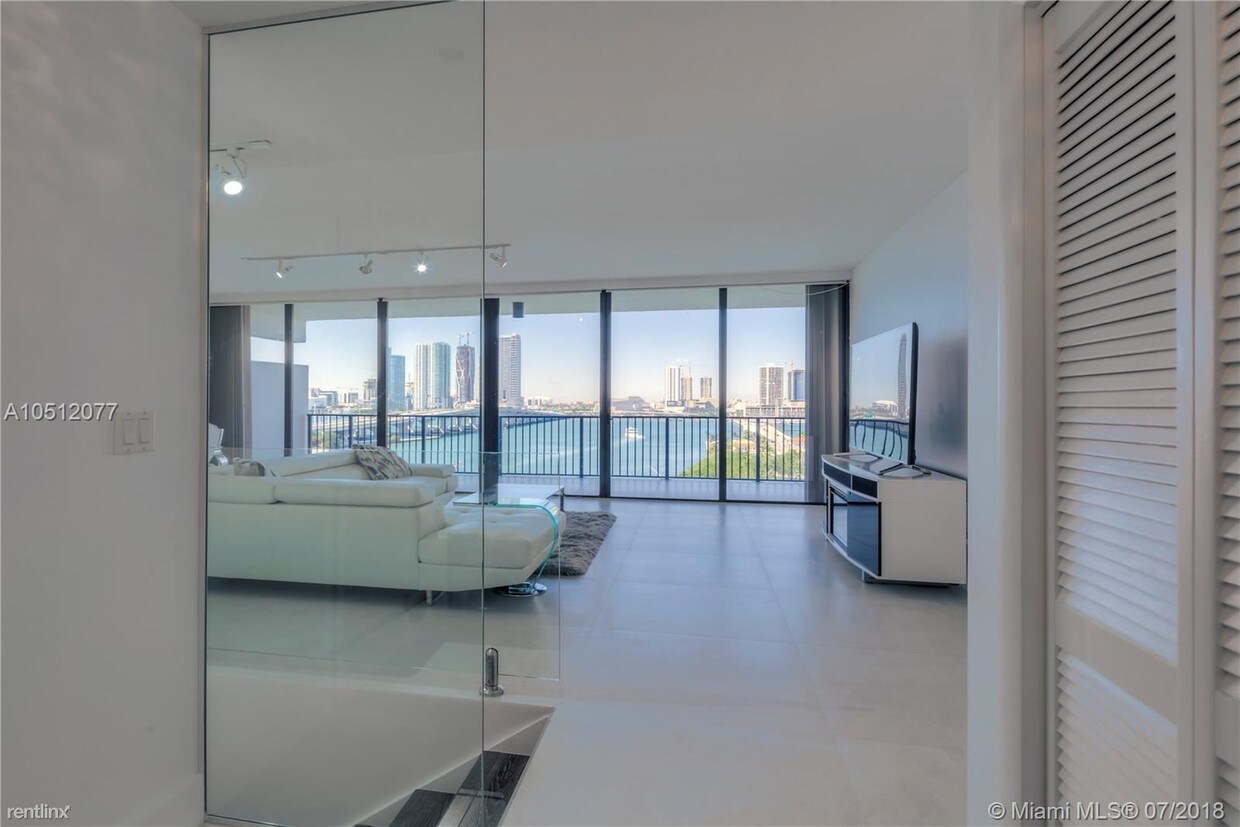 Primary Photo - 1000 Venetian Way