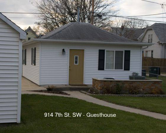 El Guesthouse Front - 914 7th St SW