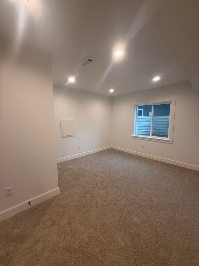 Building Photo - 1043 W Chokecherry St