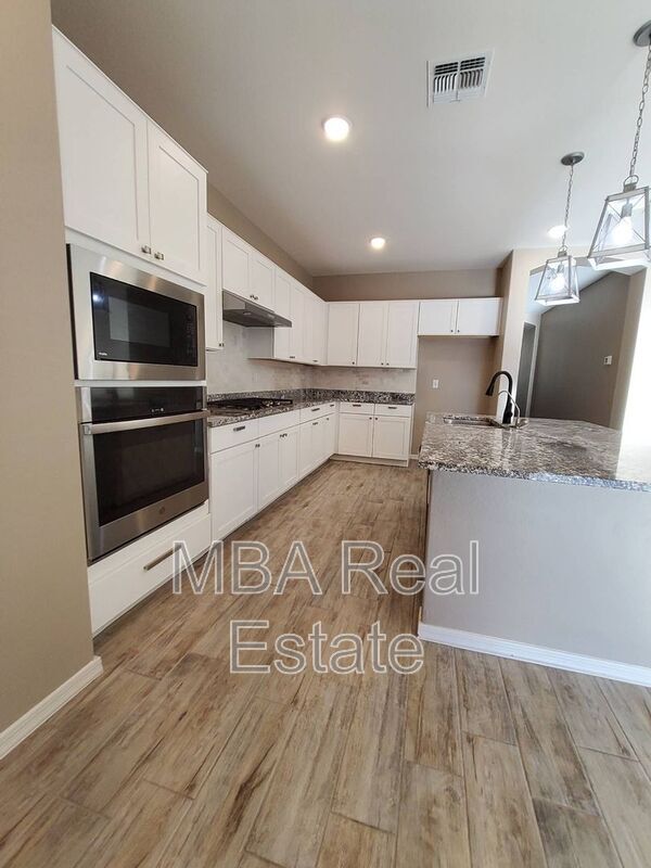 Foto del edificio - 704 N 152nd Dr