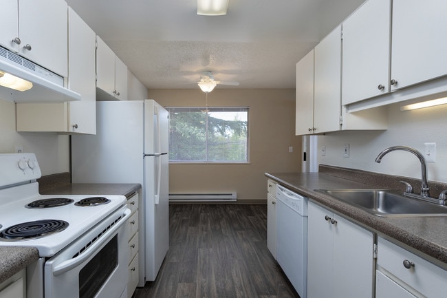 Building Photo - Royal Pines